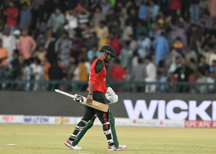 ৯ বলে ৬ রান করে ফিরে যাচ্ছেন লিটন দাস।