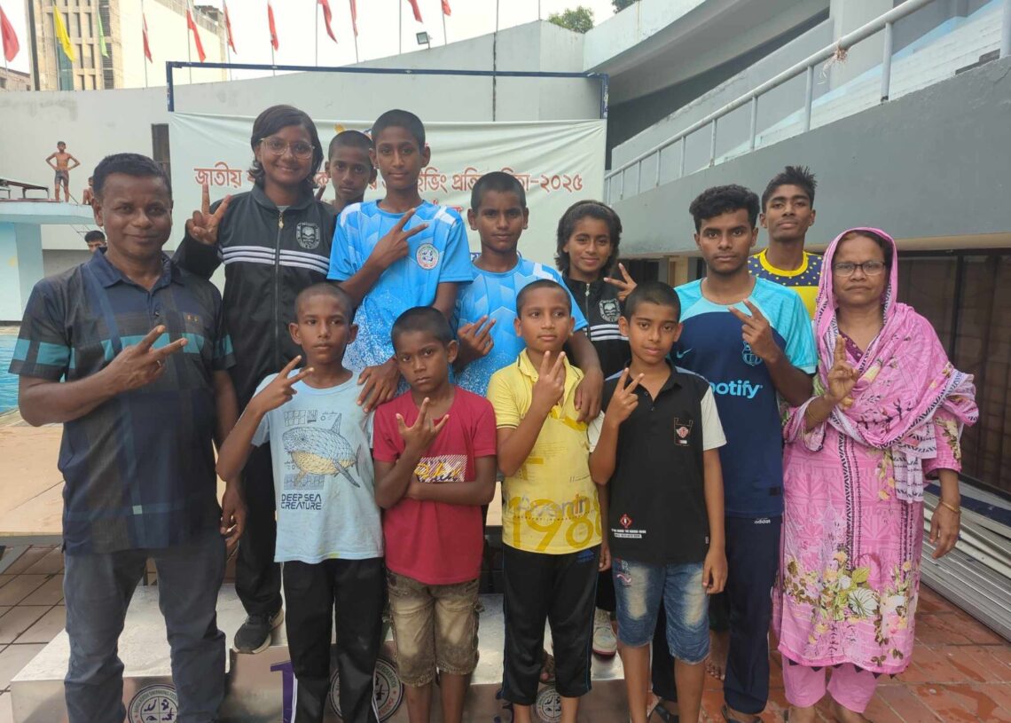 মাসুদ রানা সবার বায়ে।