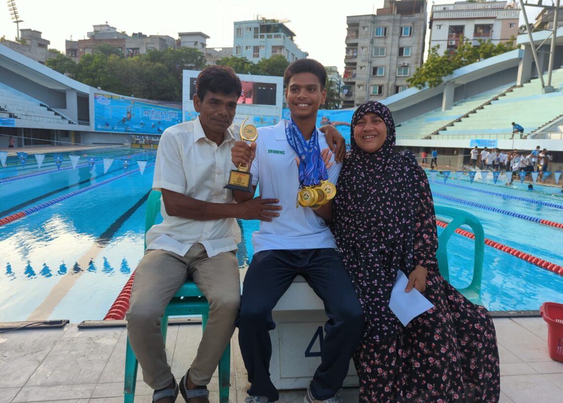 বাবা কামাল উদ্দিন ও মা রুমা বেগমের সঙ্গে তন্ময়।