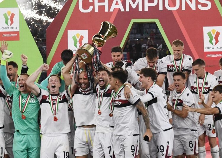 শিরোপা জয়ী বোলোনিয়ার খেলোয়াড়রা