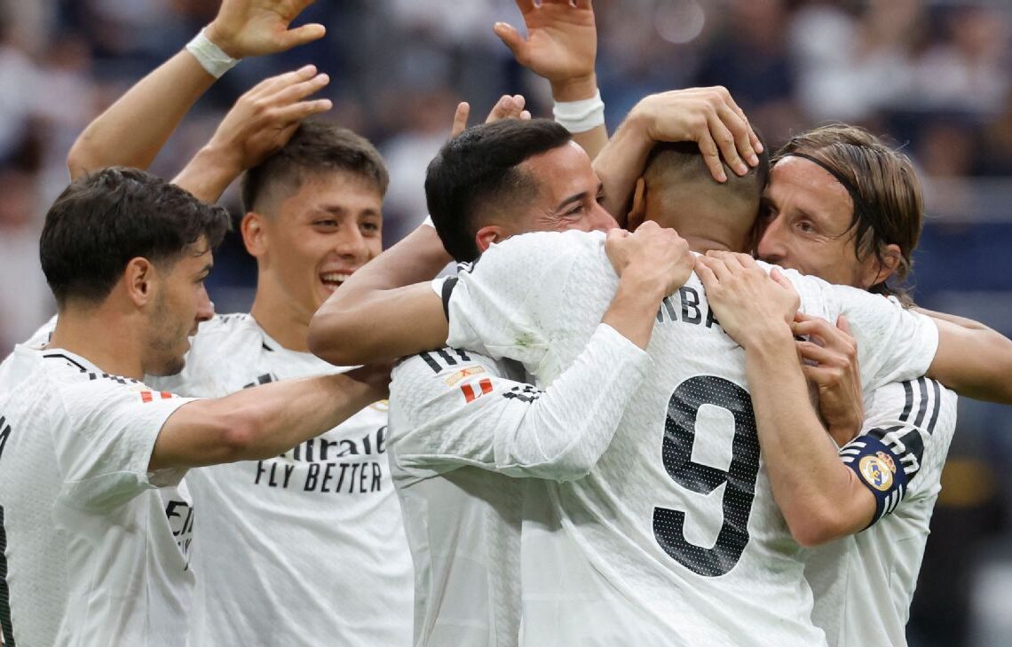 খেলা শেষে সতীর্থদের আলিঙ্গনে মদরিচ