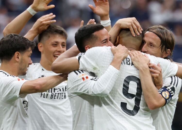 খেলা শেষে সতীর্থদের আলিঙ্গনে মদরিচ