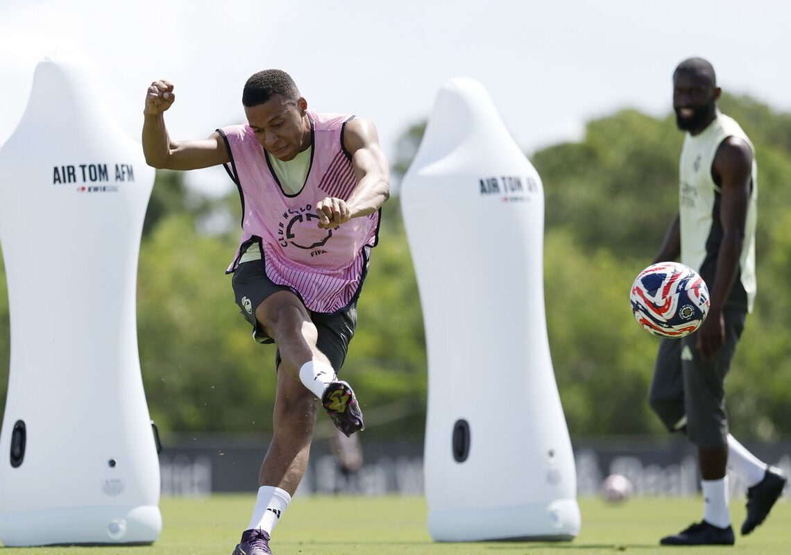 অনুশীলনে এমবাপ্পে