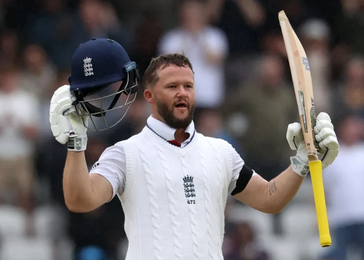 হেডিংলি টেস্টের ৫ম দিনে সেঞ্চুরি করে দর্শকদের অভিবাদনের জবাব দিচ্ছেন বেন ডাকেট।