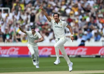 ওয়ার্ল্ড টেস্ট চ্যাম্পিয়নশিপের ফাইনালের প্রথম দিন দক্ষিণ আফ্রিকার দুই ওপেনারকে ফিরিয়ে দেন মিচেল স্টার্ক।