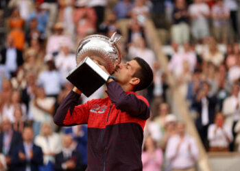 ২০২৩ সালের ফ্রেঞ্চ ওপেনে নরওয়ের ক্যাসপার রুডের বিপক্ষে পুরুষদের একক ফাইনাল ম্যাচে জয়ের পর সার্বিয়ার নোভাক জোকোভিচ ট্রফিতে চুমু খাচ্ছেন। (ছবি: গেটি ইমেজেস)