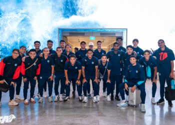 দেশ ছাড়ার আগে বিমান বন্দরে সিঙ্গাপুরে দলের ফটোসেশন। ছবি : ফেসবুক।