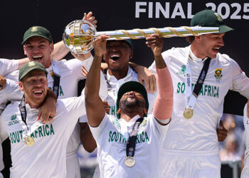 আইসিসি বিশ্ব টেস্ট চ্যাম্পিয়নশিপের চতুর্থ দিনের ফাইনালে জয়ের পর দক্ষিণ আফ্রিকার টেম্বা বাভুমা ট্রফি নিয়ে উদযাপন করছেন, ১৪ জুন, ২০২৫ (গেটি ইমেজেস)।