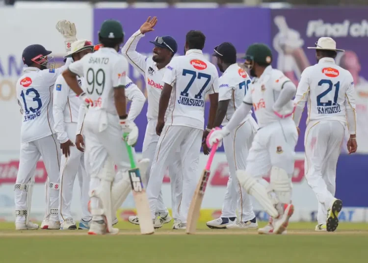 ৪৯ রান করা মুশফিকুর রহিমকে আউটের পর শ্রীলঙ্কান খেলোয়াড়দের উল্লাস।