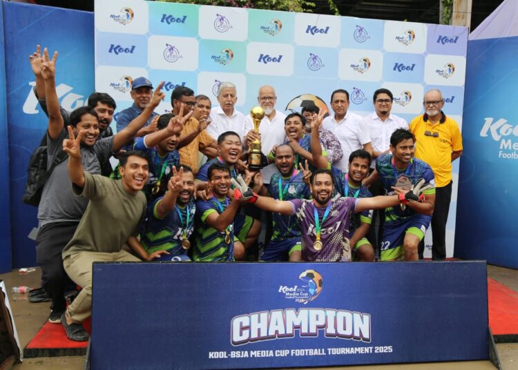 চ্যাম্পিয়ন দৈনিক যুগান্তরের ফুটবলাররা।