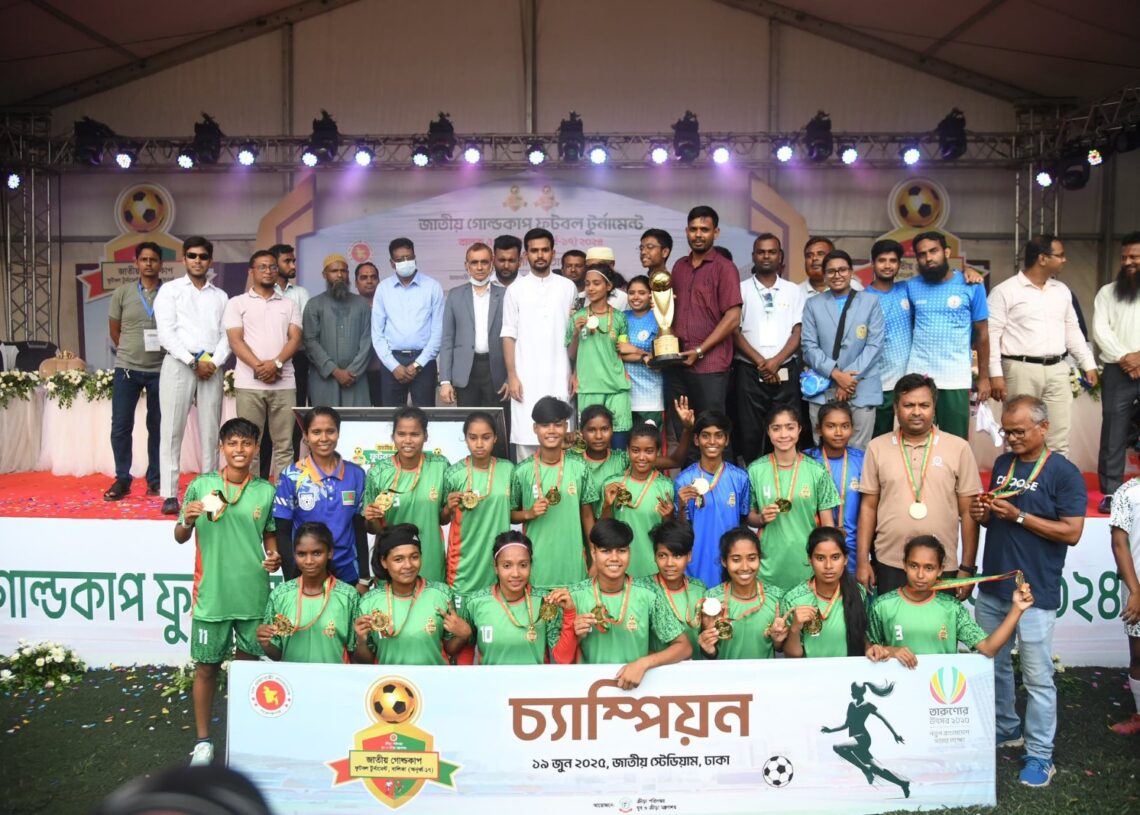 ময়মনসিংহকে হারিয়ে বালিকাদের শিরোপাজয়ী রাজশাহী বিভাগের খেলোয়াড়দের সাথে যুব ও ক্রীড়া উপদেষ্টা।