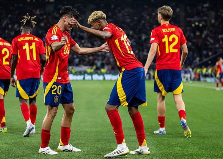 গোলের পর সতীর্থদের সঙ্গে ইয়ামাল