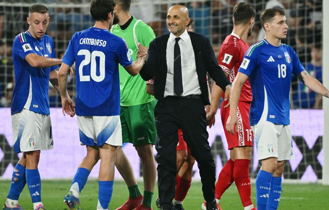 ম্যাচ জয়ের পর কোচের সঙ্গে ইতালির খেলোয়াড়রা