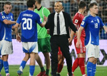 ম্যাচ জয়ের পর কোচের সঙ্গে ইতালির খেলোয়াড়রা