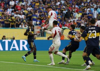 হেড করছেন নিকোলাস ওতামেন্দি