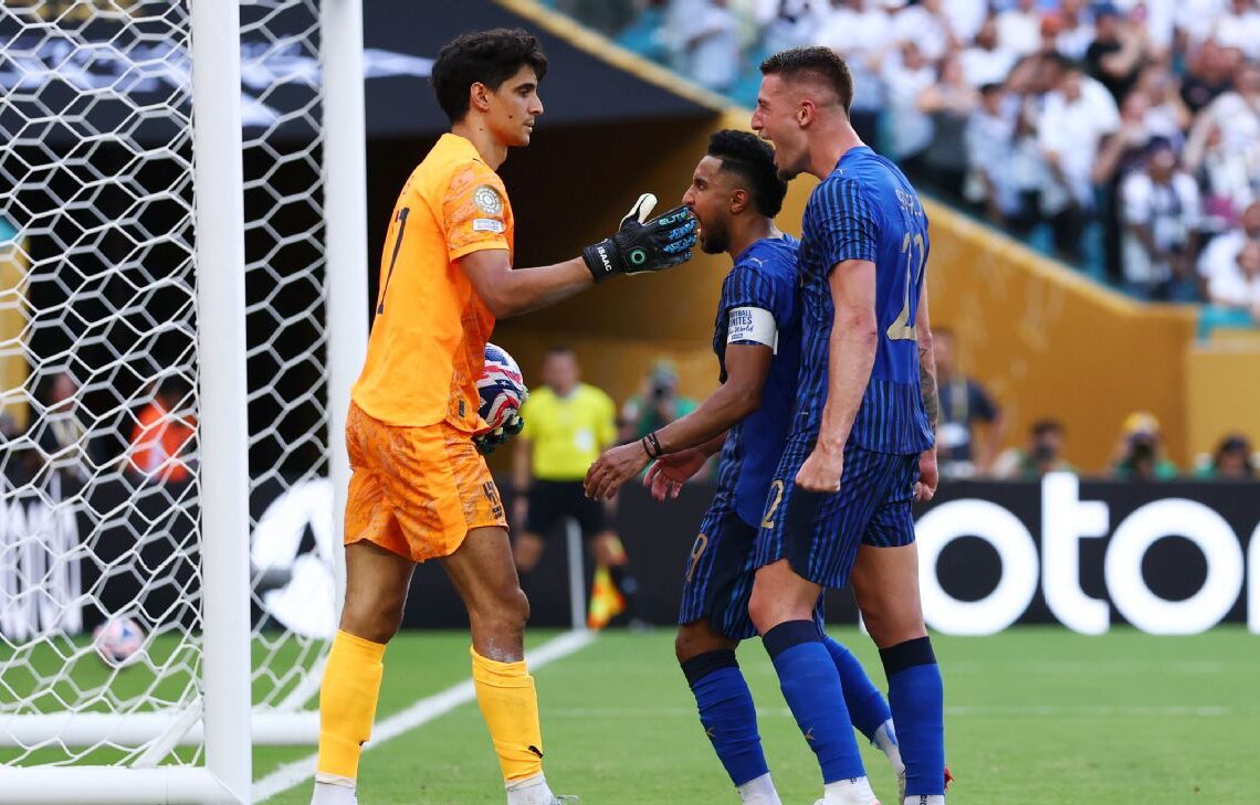 গোলের পর সতীর্থদের সঙ্গে আল হিলাল ক্লাবে আনন্দ ভাগভাগি