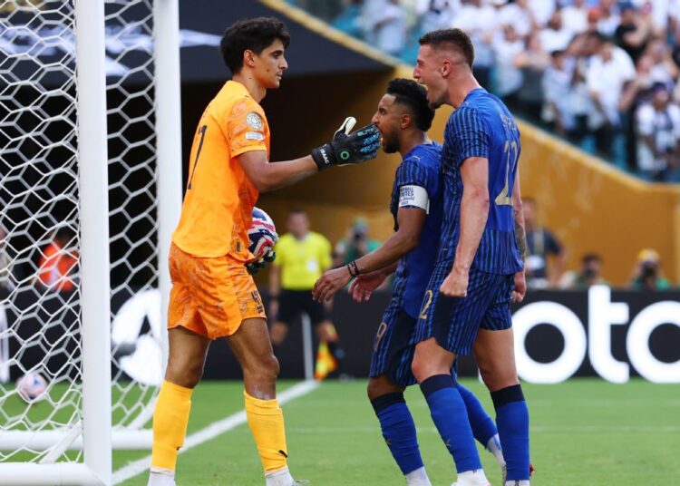 গোলের পর সতীর্থদের সঙ্গে আল হিলাল ক্লাবে আনন্দ ভাগভাগি