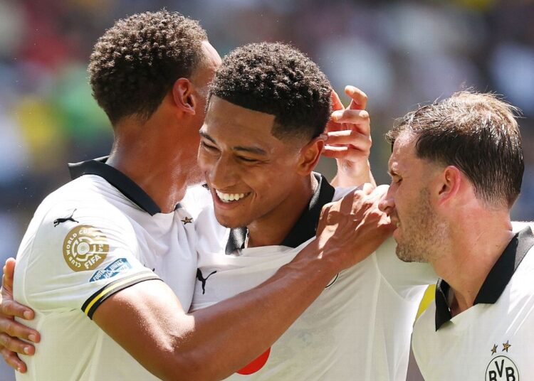 গোলের পর সতীর্থদের আলিঙ্গনে বেলিংহাম