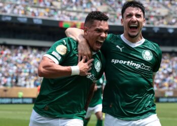 সতীর্থের আলিঙ্গনে গোলদাতা পলিনহো