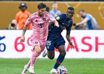 বল দখলের লড়াইয়ে মেসি