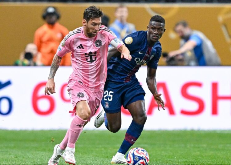 বল দখলের লড়াইয়ে মেসি