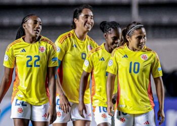 জয়ের পর মাঠ ছাড়ছে কলাম্বিয়ার খেলোয়াড়রা