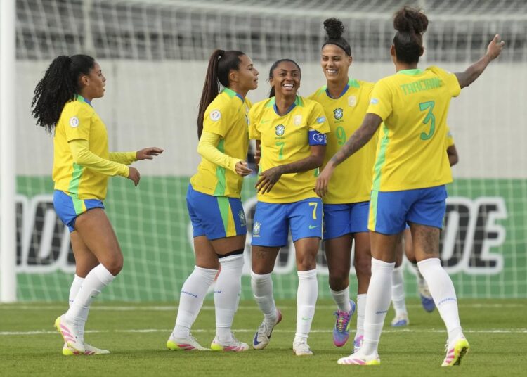 গোলের পর ব্রাজিলের খেলোয়াড়রা