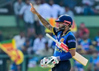 সেঞ্চুরি তুলে দর্শকদের অভিনন্দনের জবাব দিচ্ছেন কুশল মেন্ডিস।