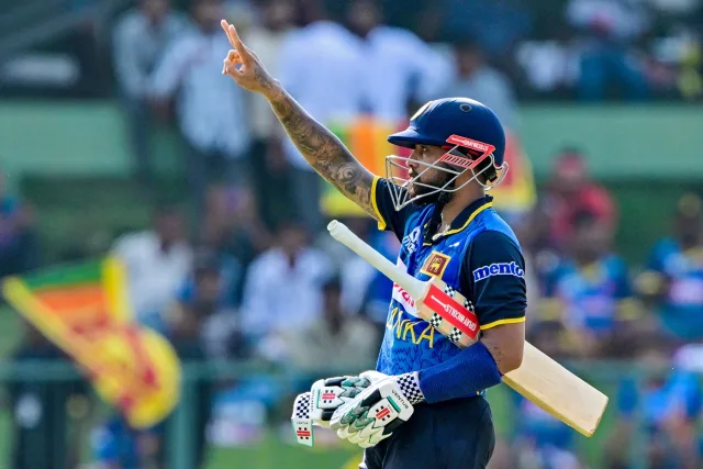 সেঞ্চুরি তুলে দর্শকদের অভিনন্দনের জবাব দিচ্ছেন কুশল মেন্ডিস।