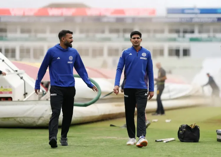 আকাশ দীপকে নিয়ে মাঠ প্রদক্ষিণ করছেন ভারতীয় দলের অধিনায়ক শুভমান গিল।