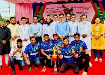 চ্যাম্পিয়ন দলের সাথে প্রধান অতিথি ও জেলা প্রশাসক মোহাম্মদ রাশেদ হোসেন চৌধুরী।