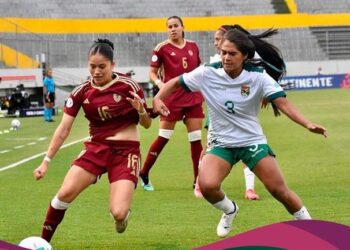 বল দখলের লড়াইয়ে ভেনেজুয়েলা ও বলিভিয়ার দুই খেলোয়াড়