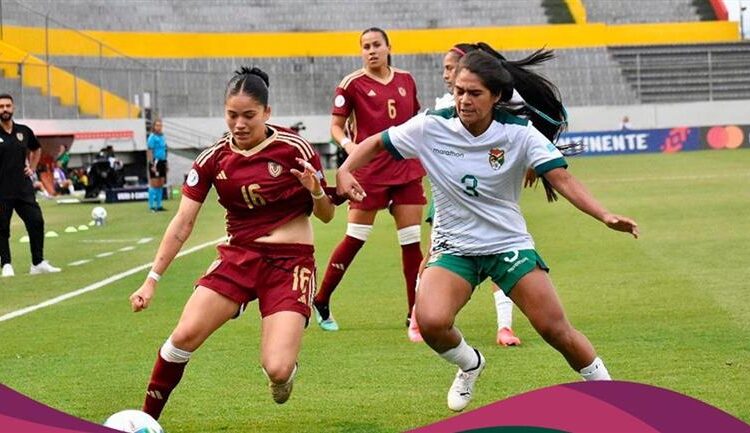 বল দখলের লড়াইয়ে ভেনেজুয়েলা ও বলিভিয়ার দুই খেলোয়াড়