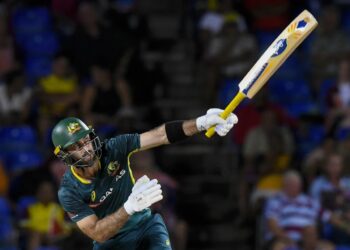 ছয় ওভার বাউন্ডারি হাঁকানো গ্লেন ম্যাক্সওয়েল