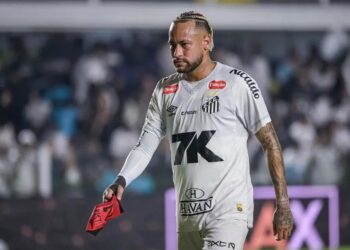 মাঠ ছাড়ছেন নেইমার