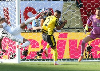 কিলিয়ান এমবাপ্পে অসধারণ বাই সাইকেল কিকে গোলটি করেন