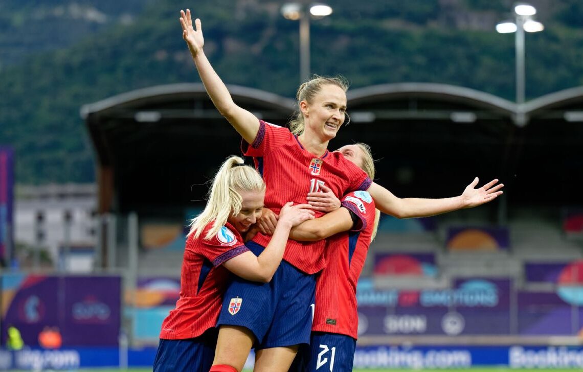 গোলের পর নরওয়ের খেলোয়াড়রা