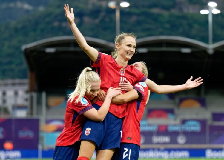 গোলের পর নরওয়ের খেলোয়াড়রা