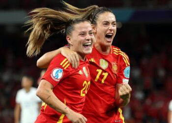 গোলের পর সতীর্থের সঙ্গে ক্লদিয়া পিনা