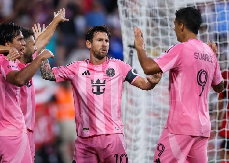 গোলের পর সতীর্থদের সঙ্গে মেসি