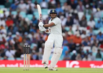 যশস্বী জয়সওয়াল পুল শট খেলছেন।