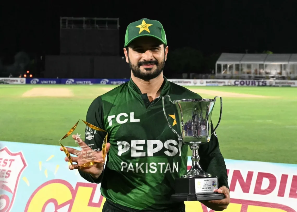 ছবিতে ম্যান সাহেবজাদা ফারহানের হাতে টি-টয়েন্টি সিরিজ এবং ম্যাচ অফ দ্যা সিরিজ এর ট্রফি