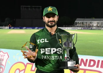 ছবিতে ম্যান সাহেবজাদা ফারহানের হাতে টি-টয়েন্টি সিরিজ এবং ম্যাচ অফ দ্যা সিরিজ এর ট্রফি