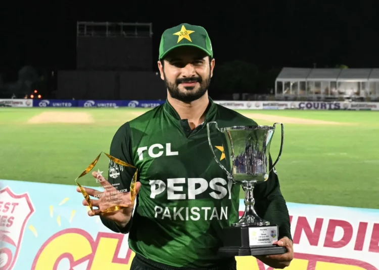 ছবিতে ম্যান সাহেবজাদা ফারহানের হাতে টি-টয়েন্টি সিরিজ এবং ম্যাচ অফ দ্যা সিরিজ এর ট্রফি