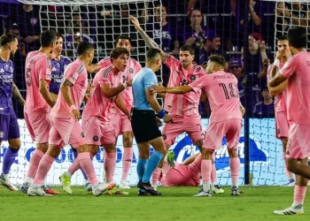 ফাউলের প্রতিবাদে রেফারিকে ঘিরে ধরেছে ইন্টার মায়ামির খেলোয়াড়রা