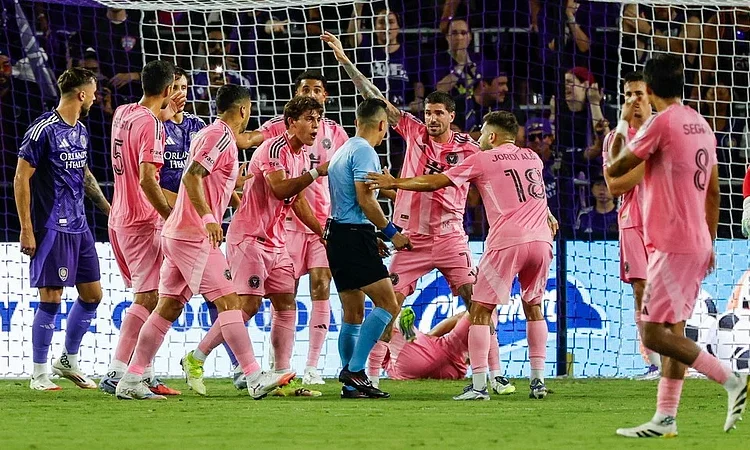 ফাউলের প্রতিবাদে রেফারিকে ঘিরে ধরেছে ইন্টার মায়ামির খেলোয়াড়রা