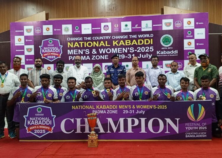 জাতীয় কাবাডি চ্যাম্পিয়নশিপের পদ্মা জোনের খেলায় পুরুষ বিভাগে চ্যাম্পিয়ন বগুড়া দলের খেলোয়াড়রা।