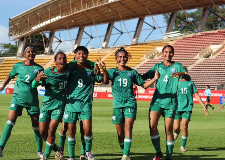 অলিম্পিক গোল করে ইতিহাসের পাতায় বাংলাদেশ অনূর্ধ্ব-২০ নারী দলের ফুটবলার শান্তি মার্ডি (২০ নাম্বার জার্সিধারী)