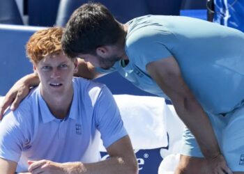 সিনারকে সান্ত্বনা দিচ্ছেন আলকারাজ