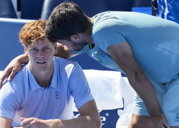 সিনারকে সান্ত্বনা দিচ্ছেন আলকারাজ